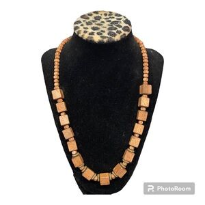 Women’s wooden fashionable Necklace NWOT